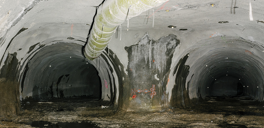 To mine the north and south tunnels, the team used the sequential excavation method (SEM) eastwards from the construction shaft using excavators, and drill and blast techniques in rock.