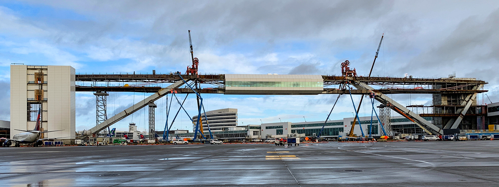 Clark Constructs World’s Longest Pedestrian Walkway Over an Active Airport Taxi Lane at Seattle-Tacoma International Airport